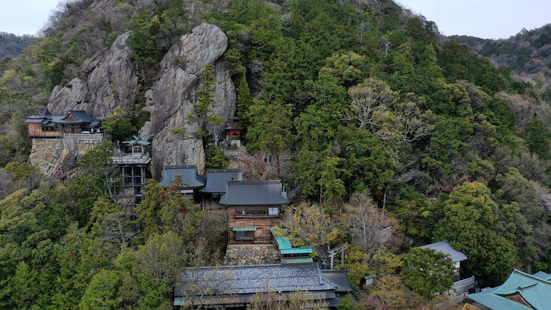 上空から見た太郎坊宮。切り立った巨岩の岩肌に沿って、社殿群が山腹に張り付くように建ち並ぶ